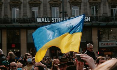 Drapeau ukrainien lors d'une manifestation