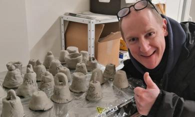 Artiste avec carillons
