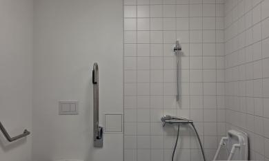 Vue d'une salle de bain PMR