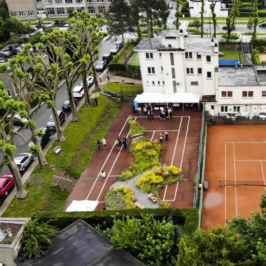 Vue aérienne sur la Faille, un écrin de verdure au sein d'un terrain de tennis abimé